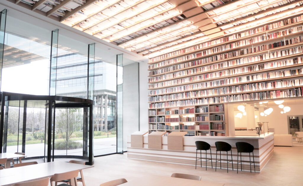 Hall Campus Boulogne bibliothèque vue interieur plafond fait de livres