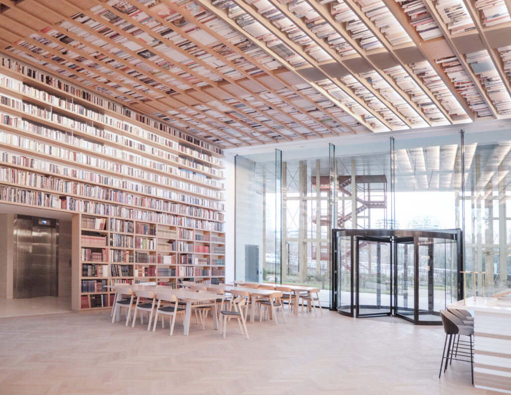 Hall Campus Boulogne bibliothèque vue interieur baie vitree et bibliothèque recouvrant murs et plafond